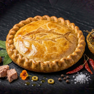 Masa rellena de atún, tomate y pimiento.