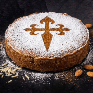 Bizcocho de almendra con azúcar glas espolvoreada.